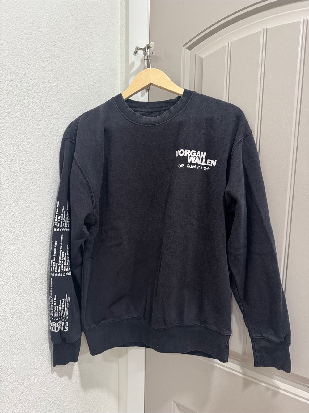 Morgan Wallen One Thing at a Time Tour Official Sweater size Medium Black